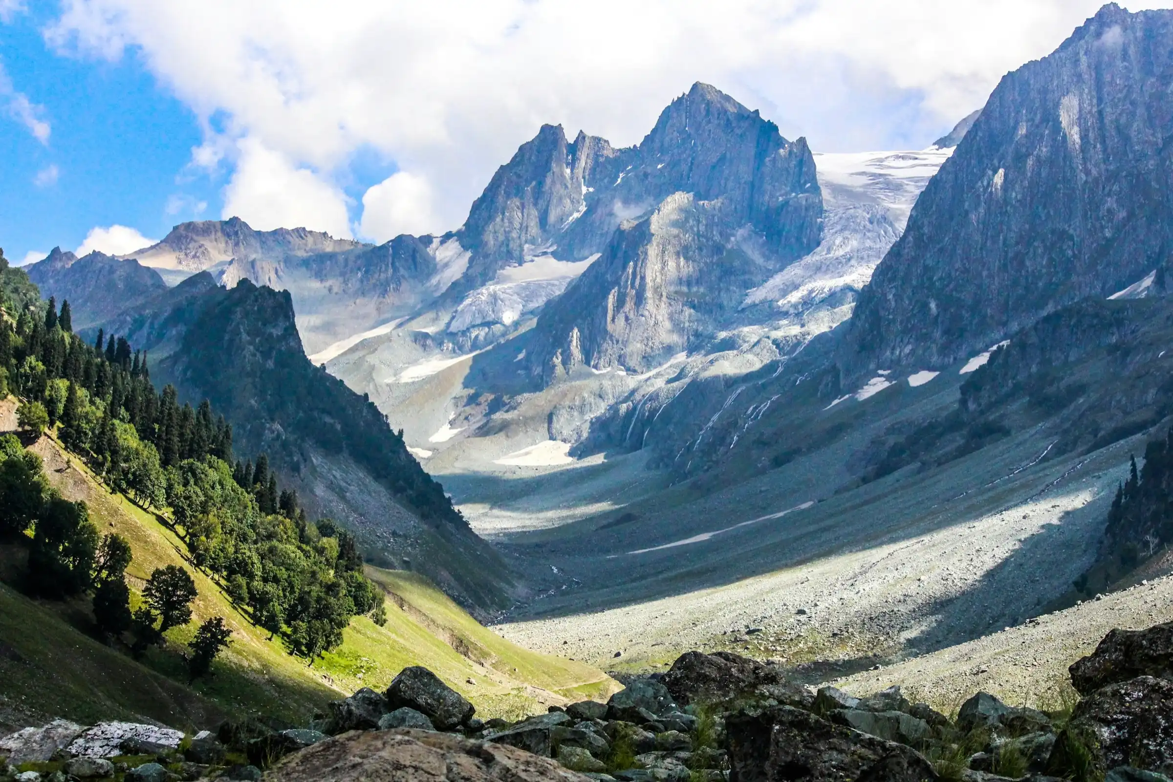 Jagged peaks and glaciers above the Thajiwas valley near Sonamarg
